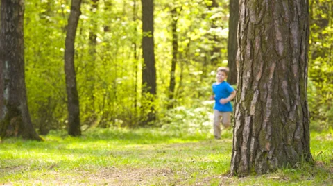 Little boy runs park Stockbeeldmateriaal 37730325