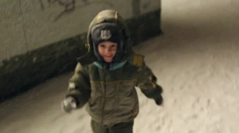 A little boy runs through the snow, Stock Footage 57433111