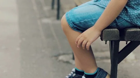 Little boy sitting on a tree and swing his feet Vídeos de archivo 83537743