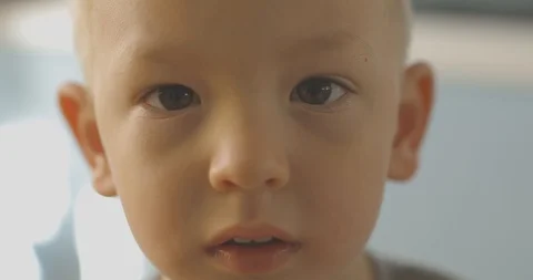 Little boy smilying at camera Vídeo Stock 125726316