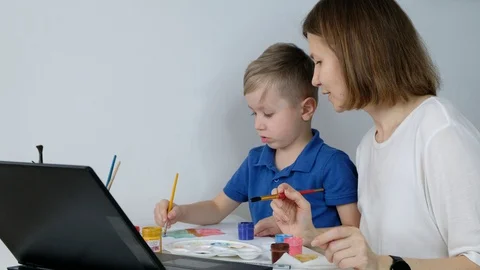 Little boy study online drawing with his mother via internet looking at laptop Vídeo Stock 128381781