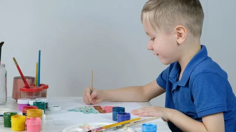 Little boy study online drawing with his mother via internet looking at laptop Stockbeeldmateriaal 128383959