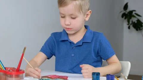 Little boy study online drawing with his mother via internet looking at laptop Vídeo Stock 128389175