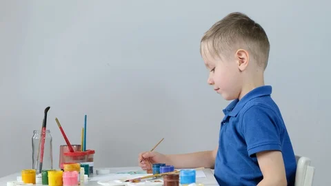 Little boy study online drawing with his mother via internet looking at laptop Stockbeeldmateriaal 128622658