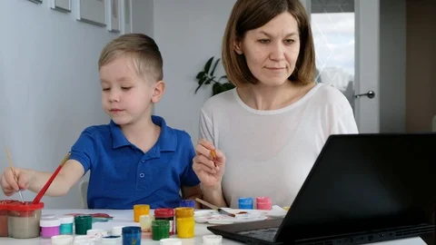 Little boy study online drawing with his mother via internet looking at laptop Stockbeeldmateriaal 128976055