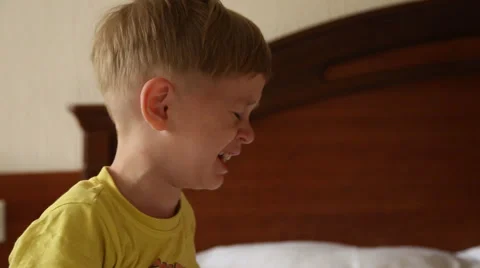 Little boy trying to wake up Видео 52430492