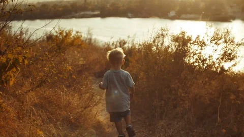 Little boy of two years old running in the autumn forest Vídeos de archivo 79004199