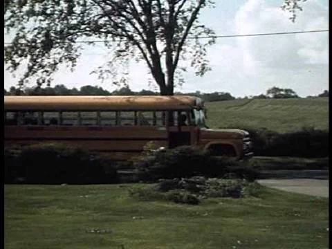 A little boy is uncertain about taking the bus for his first ever day of school Vidéo 75789717