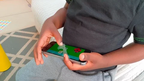 Little boy using app on smartphone at home Vidéo 89620511