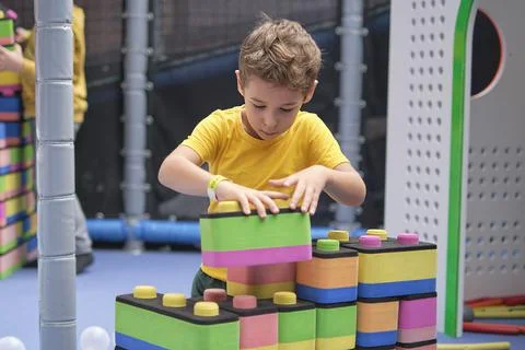 Little boy using blocks building rocket. Kids learning and development concept Stockfoto's
