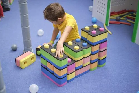 Little boy using blocks building rocket. Kids learning and development concept Stockfoto's