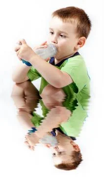 Little boy using inhaler for asthma isolated on white background with reflect Illustrazione stock