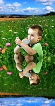 Little boy using inhaler for asthma with landscape in reflection on water Illustrazione stock