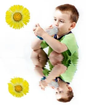 Little boy using inhaler for asthma isolated on white background with reflect Illustrazione stock