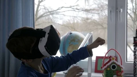 Little boy using virtual reality glasses - 4k Stock Footage 80267282
