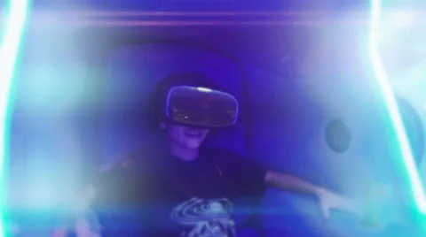 Little Boy in Virtual Reality Vidéo 68189456