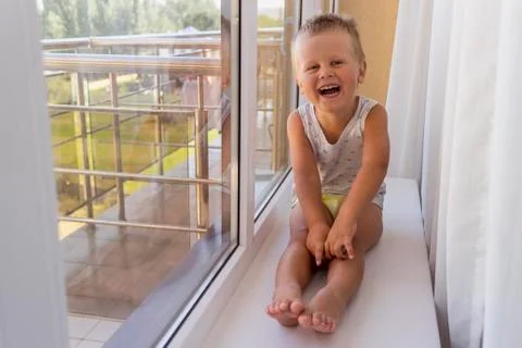 Little boy on the window Foto stock