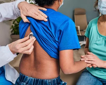Little boy's back while lungs check-up with a stethoscope, close-up. Child ha Fotos de archivo