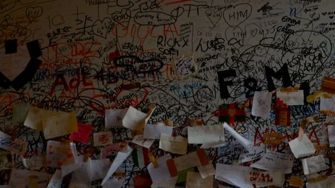 Little cards with a loving dedication on the wall of Juliet's balcony Video stock 104868042