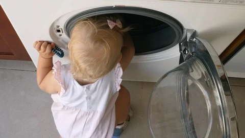 Little child exploring the washing machine 스톡 동영상 103800212