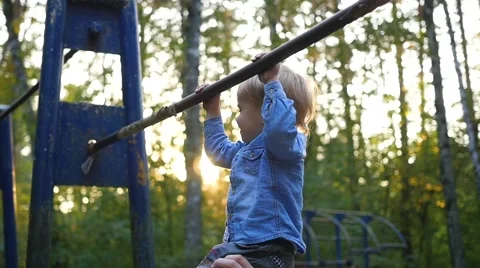 Little child practicing on the horizontal bar 库存影片 67834740