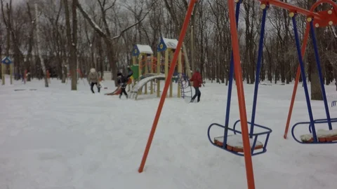 Little children in the background. Swing empty swing. 库存影片 87740297