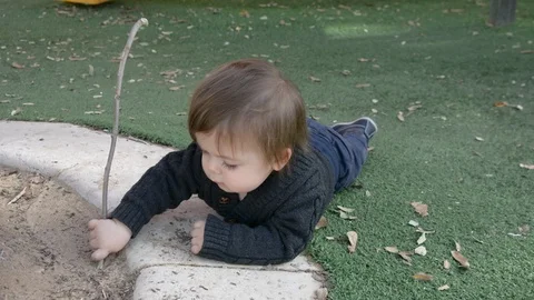 Little cute boy playing on playground. Vidéo 101802922