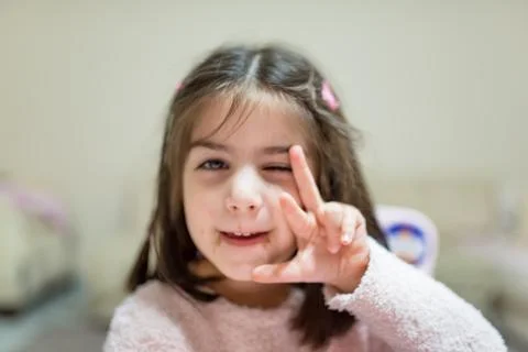 Little cute girl eats surprise chocolate Foto stock