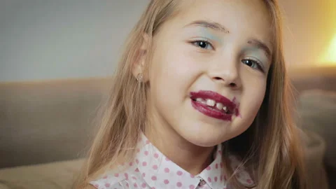 Little, cute girl posing in front of the camera Vídeo Stock 102396949