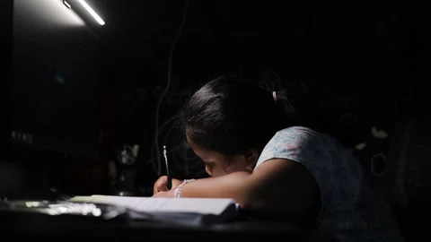 A little elementary school girl is learning to count with her fingers, doing Vídeos de archivo 336510670