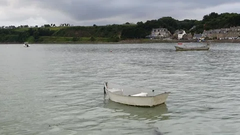 A little empty boat floating in a harbour in france with calme waves Vídeos de archivo 158997843