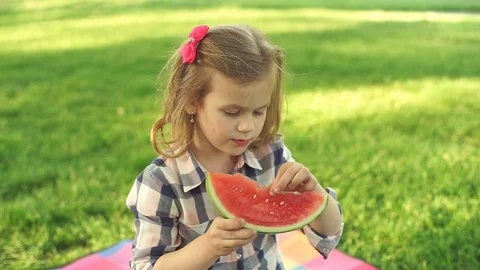 Little girl and watermelon Stock Footage 76190953