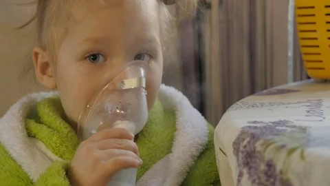 Little girl is being treated for a cold. sick girl is inhaled with nebulizer. 4K 스톡 동영상 98765553