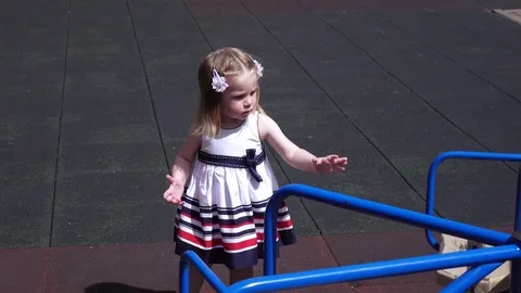 Little girl on the carousel 스톡 동영상 77989953