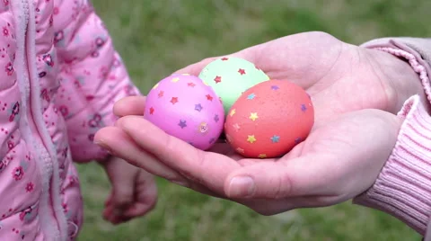 Little girl counts Easter eggs 動画素材 60761446