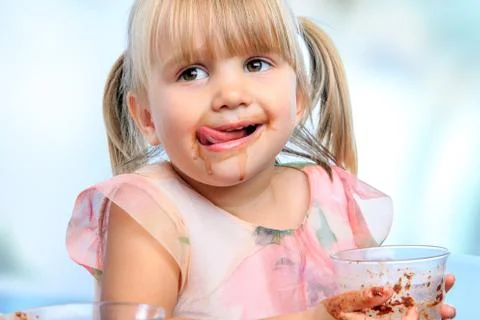 Little girl drinking chocolate milk at home. Foto stock