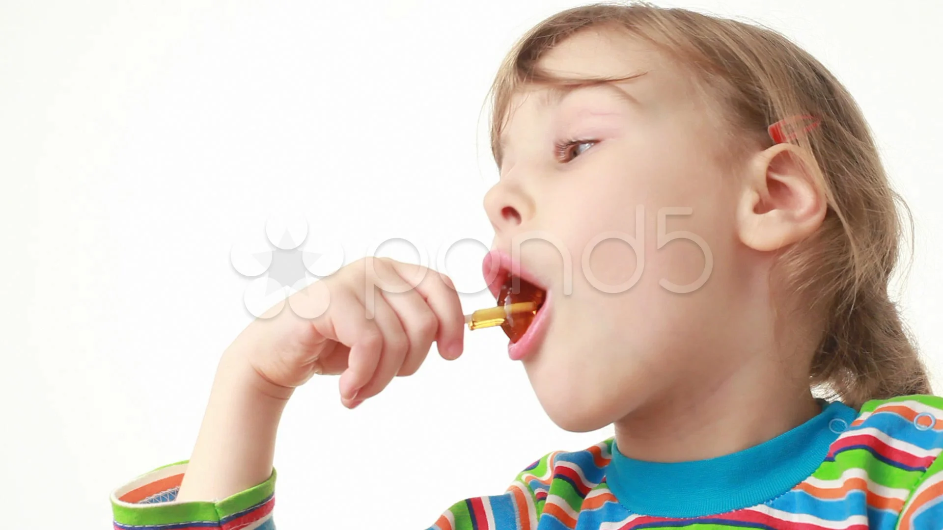 Little throat. Девочка с открытым ртом леденец. Маленькая девочка с открытым ртом. Сосание мороженого. Дети обсасывают леденец.