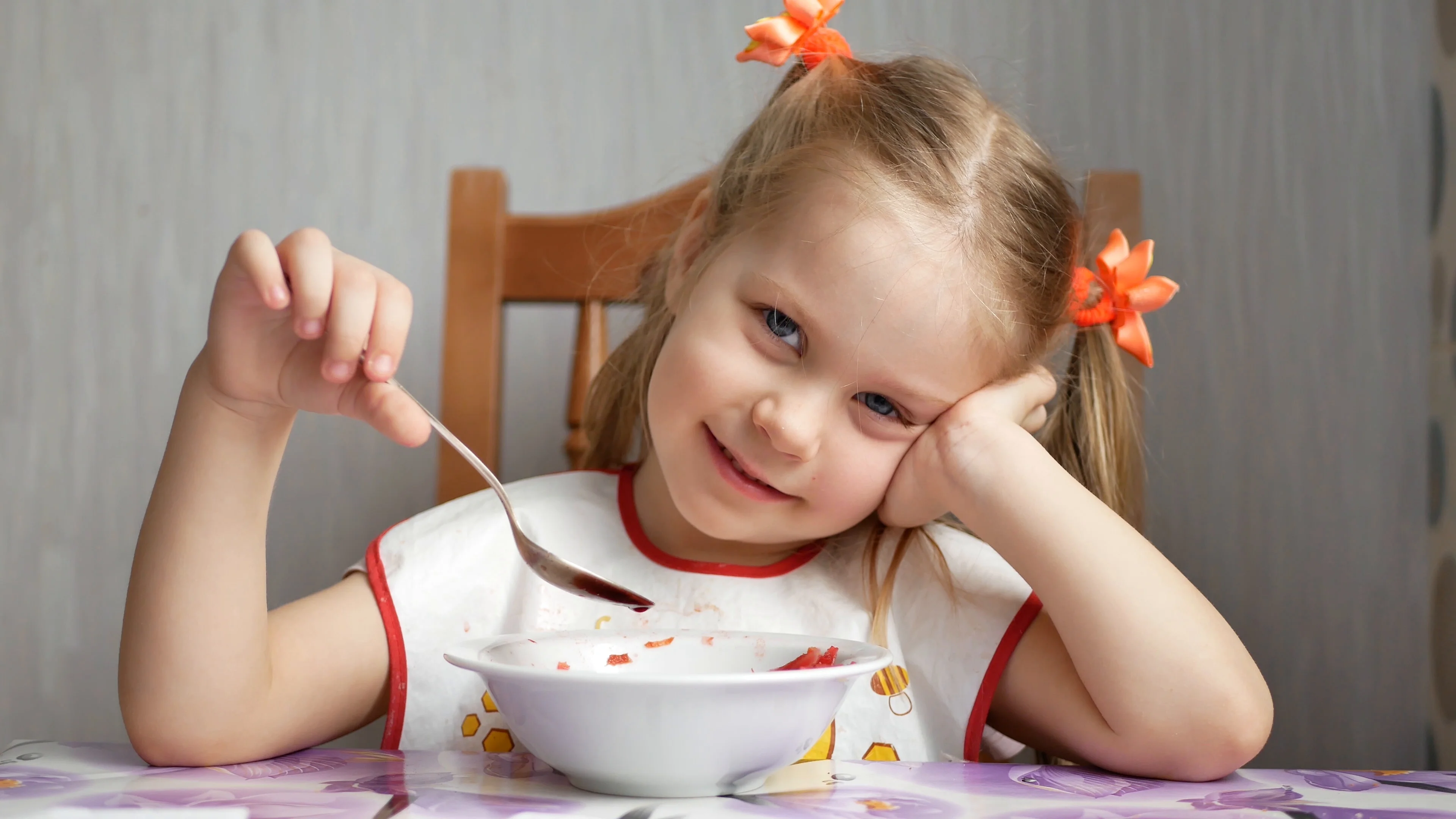 Toddler eating deals spoon