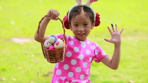 Little girl enjoy with easter egg in basket Video stock 60747161
