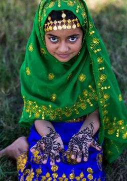 Little girl with henna painted hands, Hormozgan, Bandar-e Kong, Iran Stock Photos