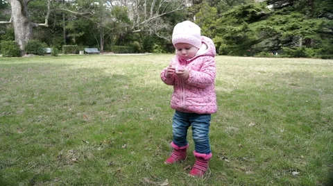 Little girl  keeps Easter egg 動画素材 60705154