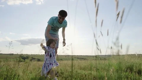 Little girl learning to walk. 库存影片 76806525