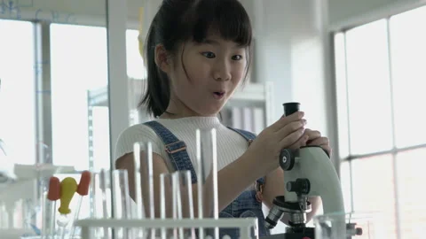 Little girl is looking microscope. Stock-Footage 173595655