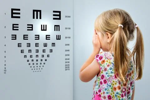 Little girl looking at vision test chart. Foto stock