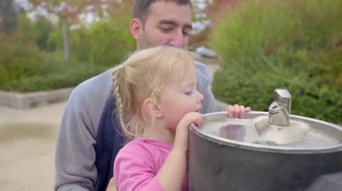 Little girl needs help getting water Stock Footage 58490914