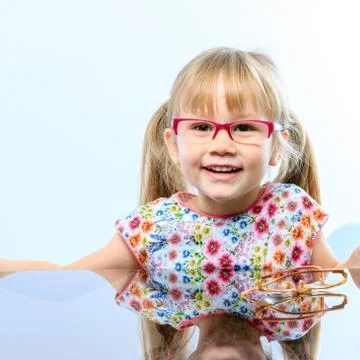 Little girl with new eyewear. Foto stock