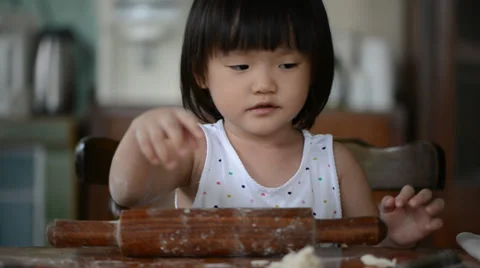 Little girl playing with dough 库存影片 27449953