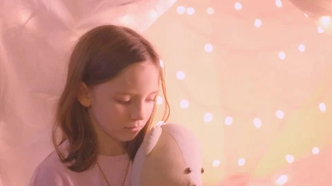 Little Girl Playing with Stuffed Bear | Cinematic Gimbal 60P Vídeo Stock 129388853