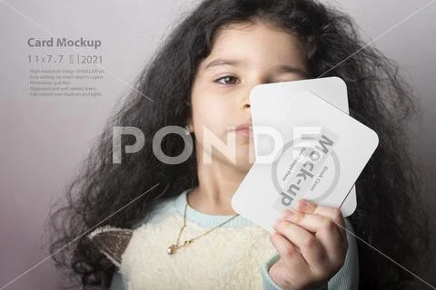 Little girl portrait holding two flash card in hand preschool learning materi PSD Template