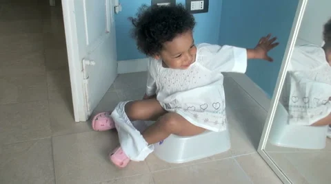 Little girl on a potty, Stock Video